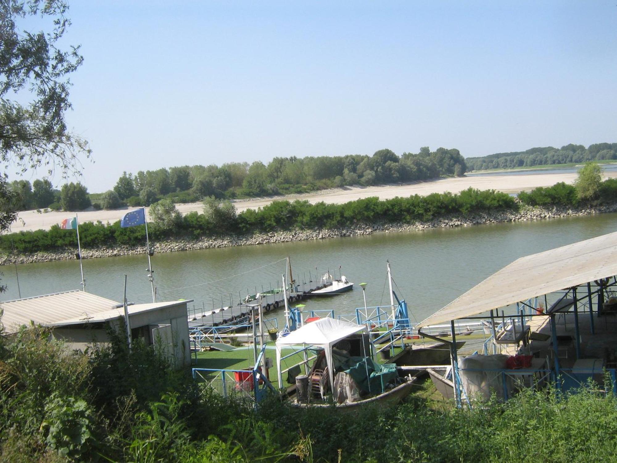 Hostiliae Ciminiera Hotel Ostiglia Bagian luar foto